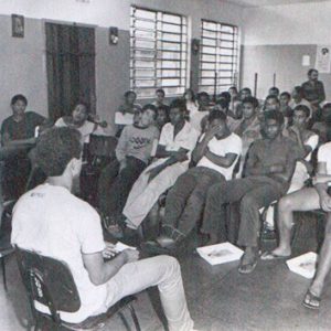 FOTO DO LIVRO ME LEVA NOS BRAÇOS ME LEVA NOS OLHOS – TRABALHO DE ANNAMARIA DIAS COMO COORDENADORA DE TEATRO DA FEBEM