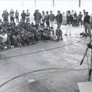 FOTO DO LIVRO ME LEVA NOS BRAÇOS ME LEVA NOS OLHOS – TRABALHO DE ANNAMARIA DIAS COMO COORDENADORA DE TEATRO DA FEBEM