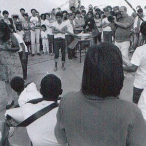 FOTO DO LIVRO ME LEVA NOS BRAÇOS ME LEVA NOS OLHOS – TRABALHO DE ANNAMARIA DIAS COMO COORDENADORA DE TEATRO DA FEBEM